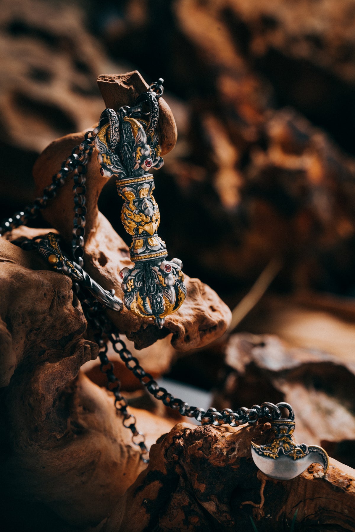 Full length of the gilded vajra pendant with its titanium bead chain