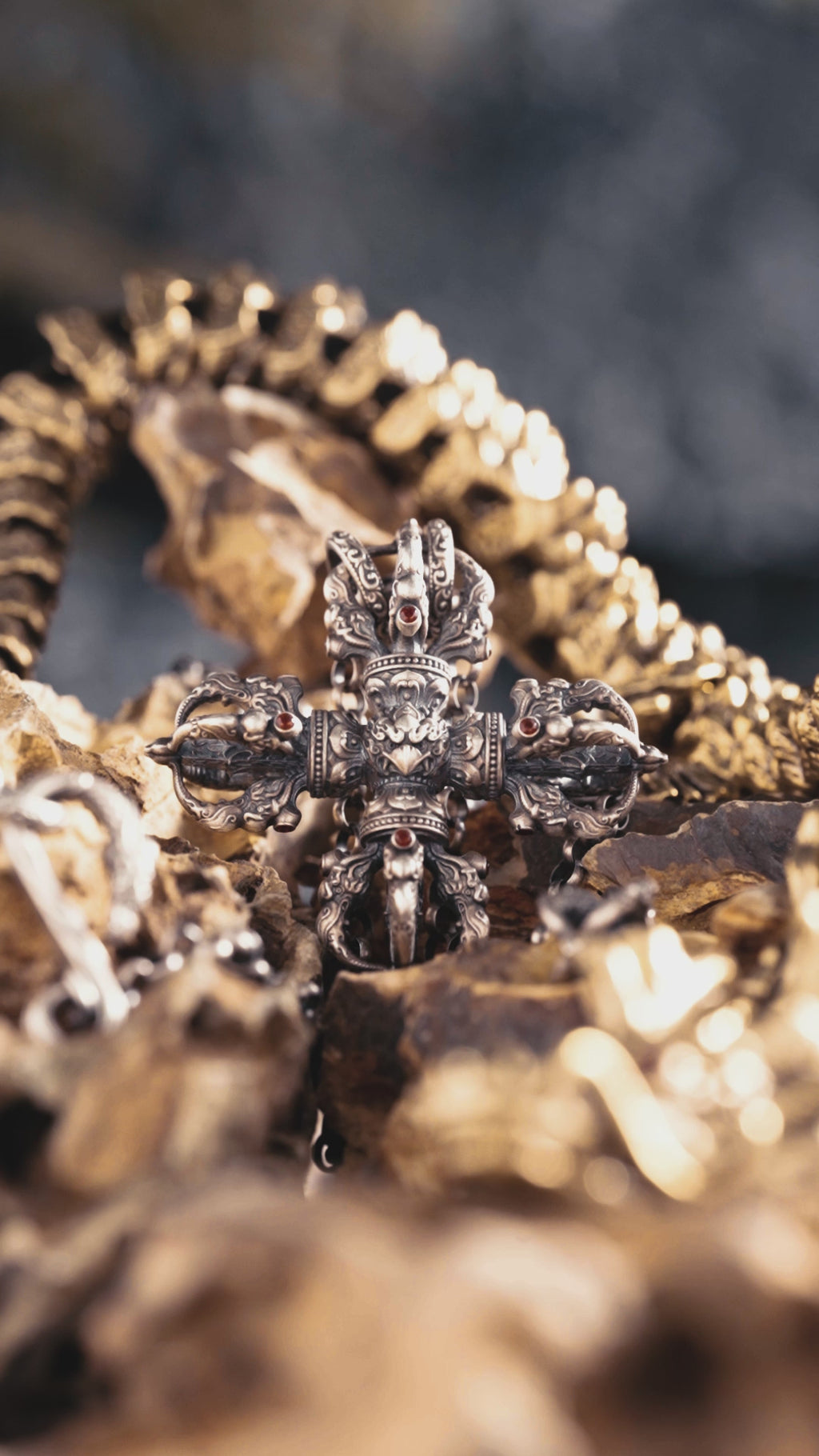 Garuda vishvavajra pendant turning in the light, sixteen makara heads and the garuda at the crossing point